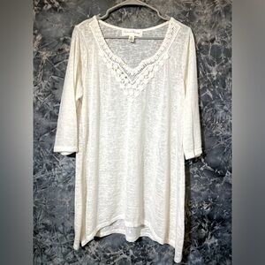 Jessica Simpson cream v-neck 3/4 sleeve handkerchief hem tunic blouse top